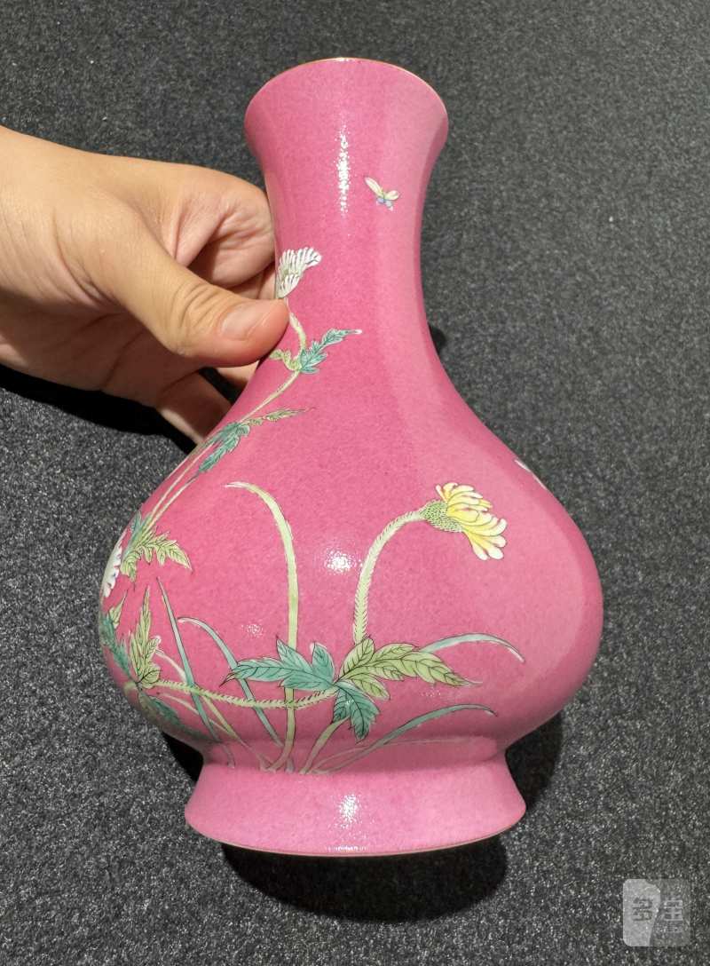 清晚期 胭脂红地粉彩蝶恋花纹瓶 - 图4